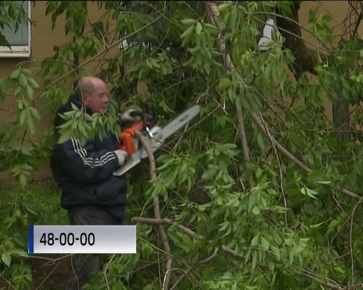 В Кирове устраняют последствия мощной грозы