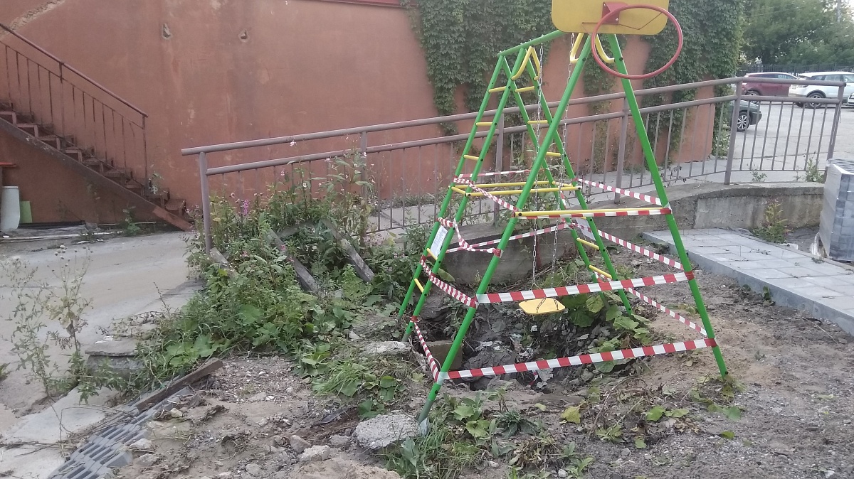 В Кирове проверяют безопасность детских площадок и скверов.