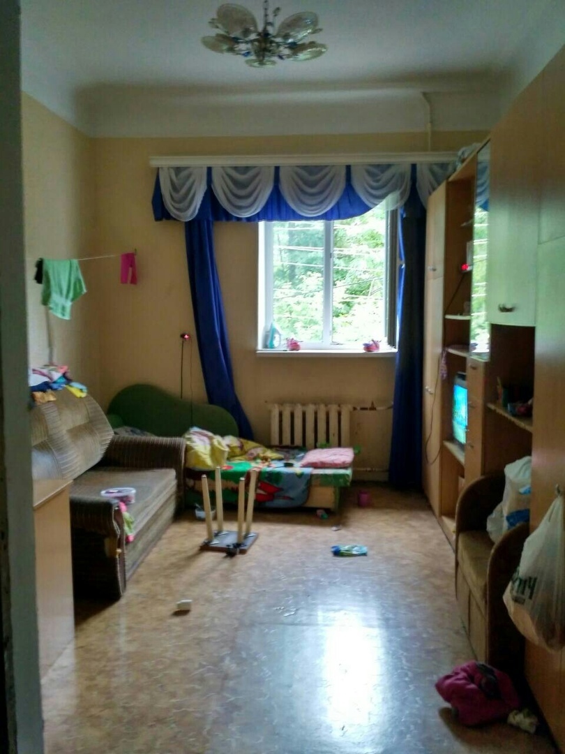 В Кирове из окна выпала 9-летняя девочка.