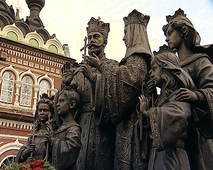 В Кирове состоялось официальное открытие памятника Царской семье