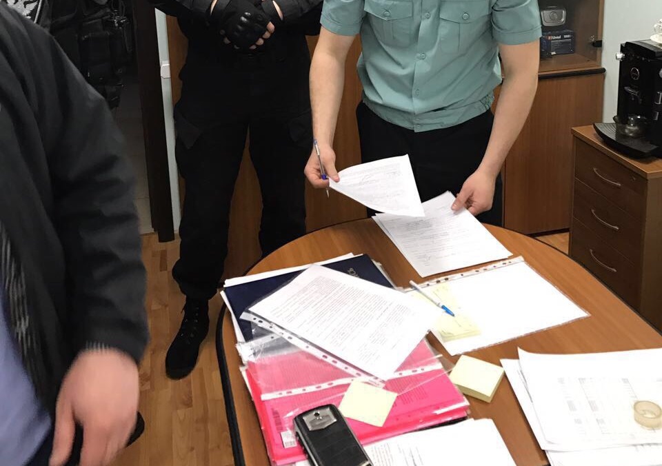 Сотрудника одного из министерств Кировской области подозревают в мошенничестве.