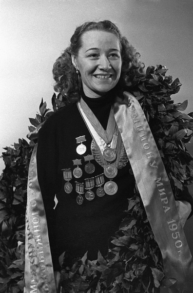 В Кирове установят бюст знаменитой конькобежки Марии Исаковой.