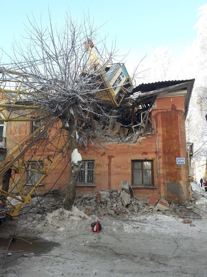 Эксперта, виновного в падении крана на жилой дом, приговорили 1,9 году ограничения свободы.