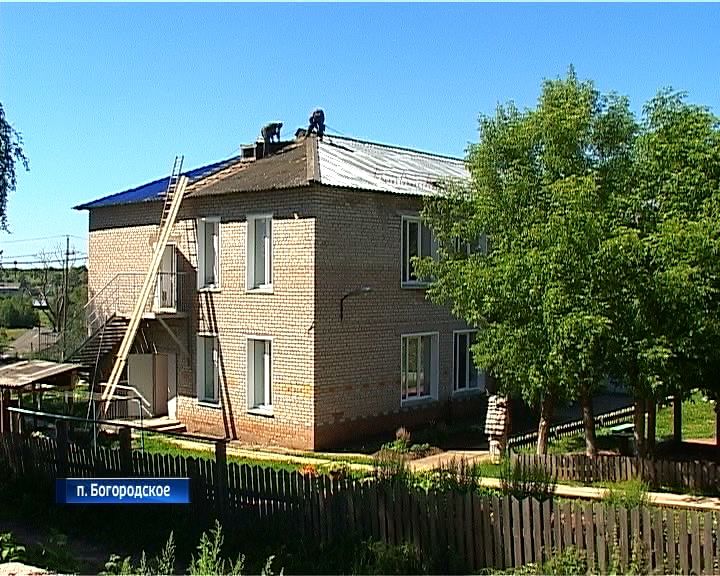 В Богородском после урагана восстанавливают здание детского сада