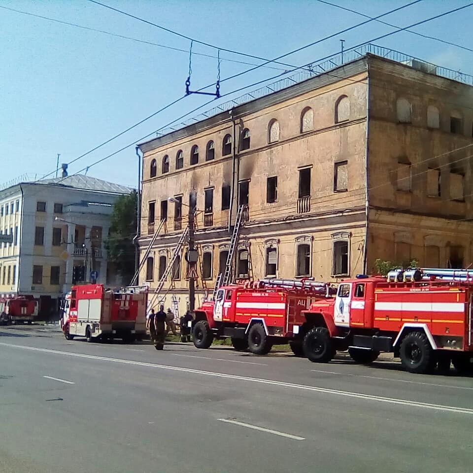 В центре Кирова загорелся четырехэтажный дом.