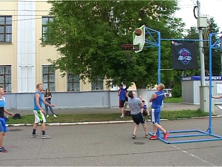 На Театральной площади прошел Турнир по стритболу