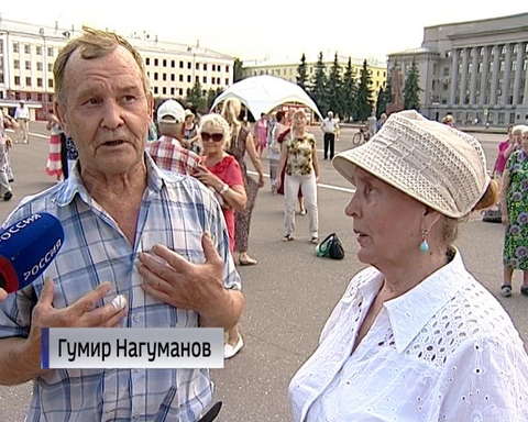 Живая музыка и танцы под открытым небом пользуются популярностью у горожан