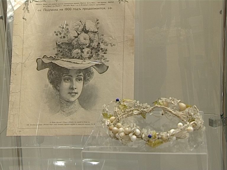 В краеведческом музее открылась выставка «Цветы как символ времени»