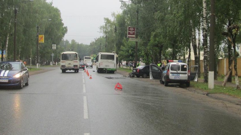 В Нововятском районе иномарка столкнулась с автобусом.