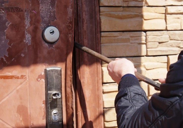 17-летний житель с. Курчум подозревается в серии краж из домов односельчан.