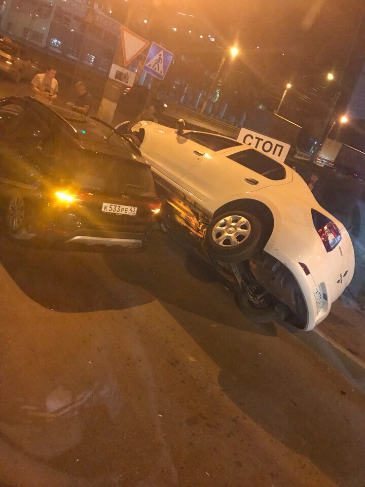 Необычное ДТП на Щорса: Renault 