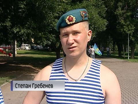 Десантники возложили цветы к мемориалу у филармонии