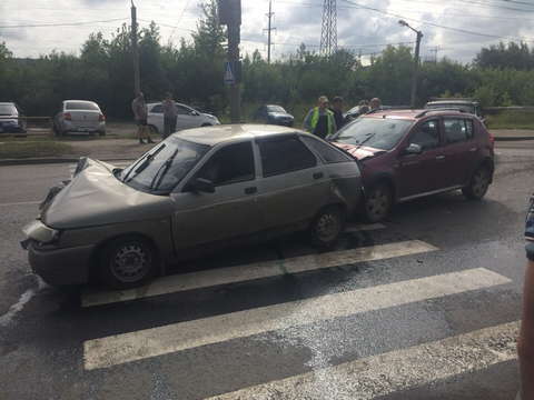 На улице Луганской произошло тройное ДТП.