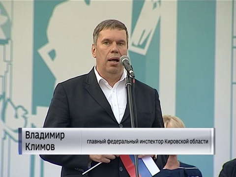 На Театральной площади отметили национальный День флага