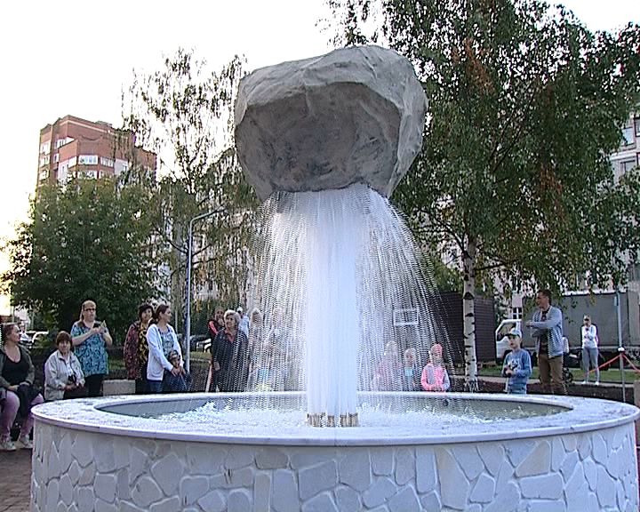 Новый сквер с фонтаном на пересечении улиц Розы Люксембург и Казанской