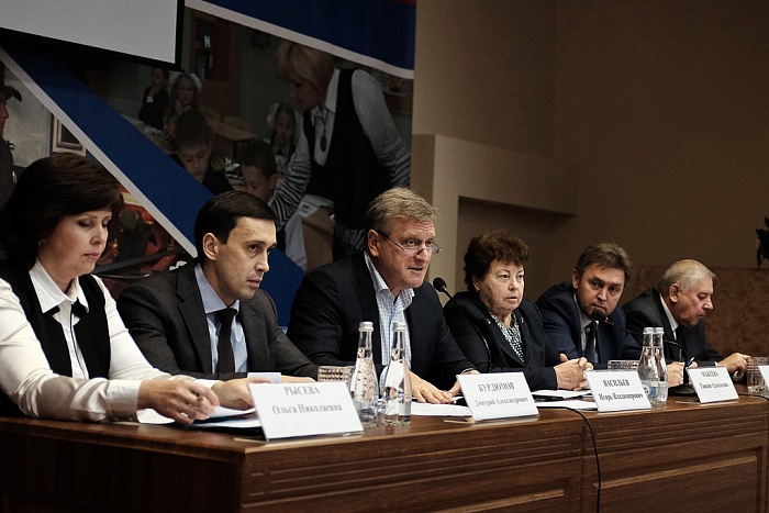 Игорь Васильев обсудил с профсоюзом работников образования новое положение об оплате труда учителей.