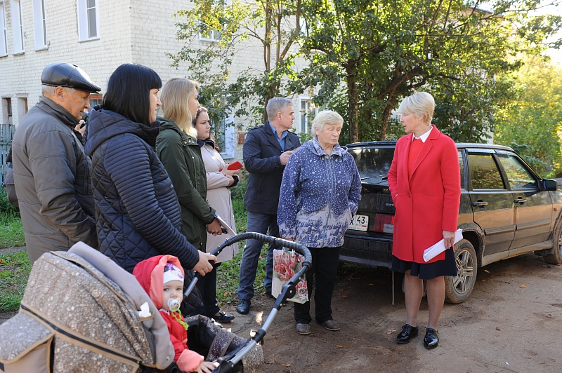 Елена Ковалева проконтролировала восстановление благоустройства вблизи строительства путепровода в Чистые пруды.
