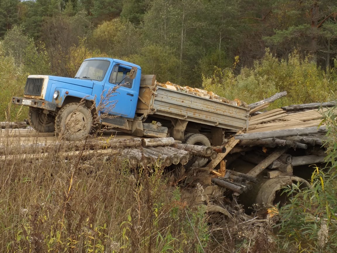 В Оричевском районе обвалился мост через реку Илгань.