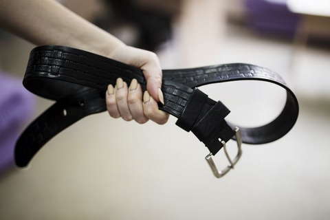 Жительницу Нолинска приговорили к 1 году исправительных работ за истязание дочери.