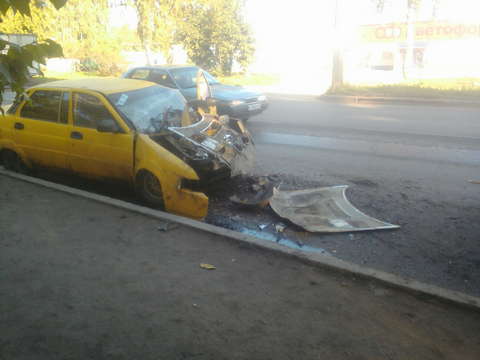 На улице Щорса нетрезвый водитель врезался в автобус.