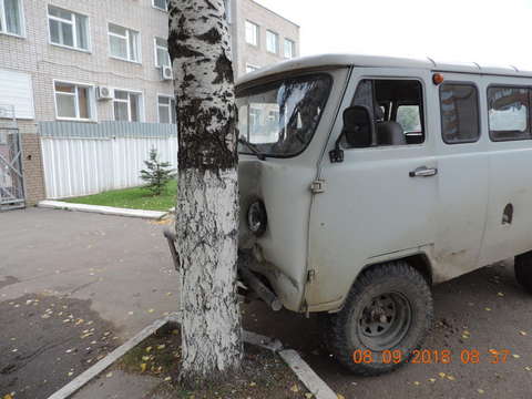 В Чистых прудах девушка на "пятерке" врезалась в опору ЛЭП.