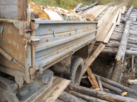 В Оричевском районе обвалился мост через реку Илгань.