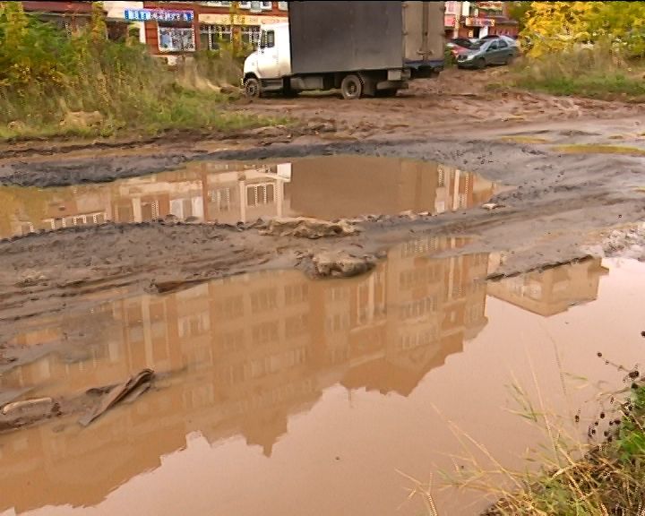 На улице Сурикова плиты на проезжей части уже давно выработали свой ресурс