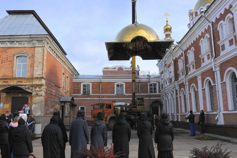 В Слободском состоялось освящение креста и иконы Святых врат Христорождественского женского монастыря.