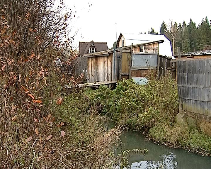 В реку Чахловица сливаются неочищенные производственные отходы