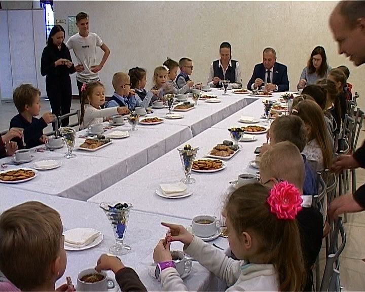 Первоклашки смогли увидеть кукольный спектакль и пообщаться с председателем Заксобрания