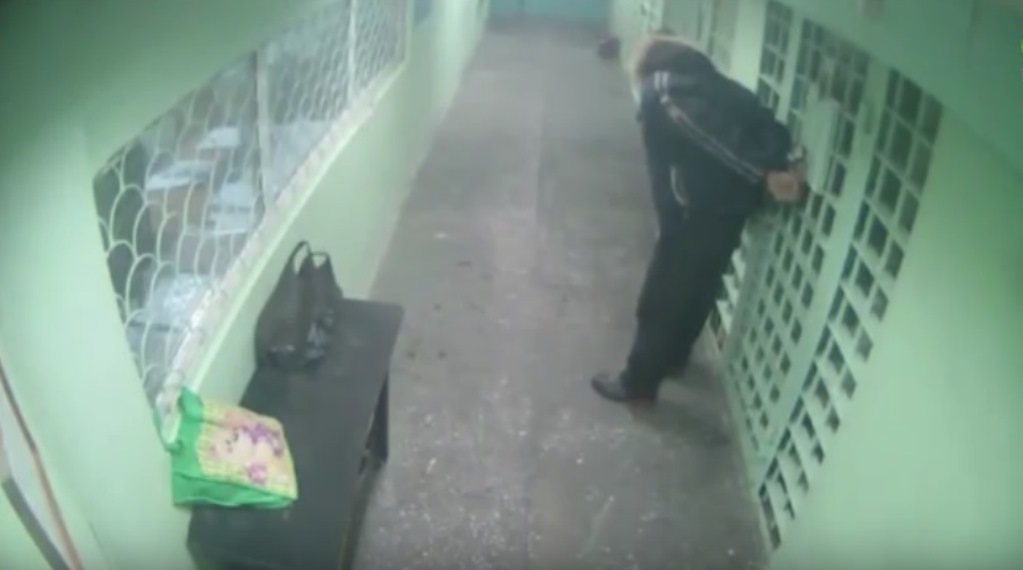 В Кирове завели уголовное дело на сотрудника полиции.