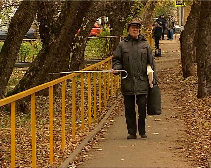 В Кирове начали устанавливать уличные поручни для слабовидящих