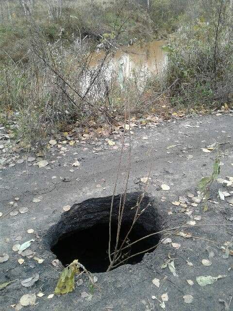 В Котельничском районе на единственной дороге, ведущей в п. Первомайский, образовался провал.