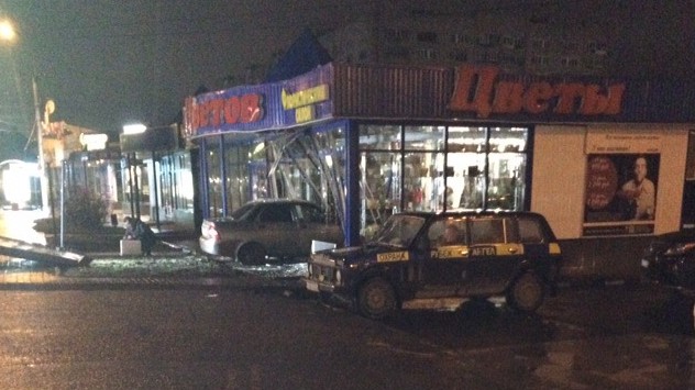 В Кирове нетрезвый водитель снес цветочный салон.