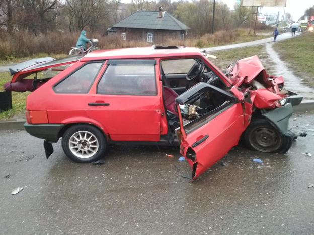 В Яранском районе ВАЗ-2109 врезался в фуру.