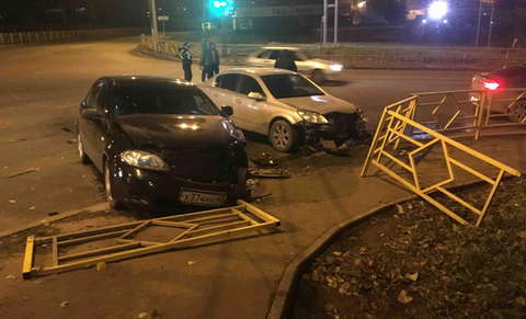 На улице Луганской столкнулись две иномарки.