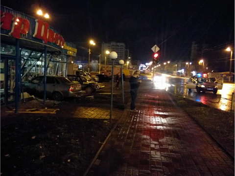 В Кирове нетрезвый водитель снес цветочный салон.