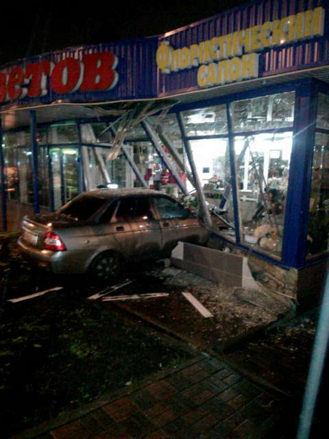 В Кирове нетрезвый водитель снес цветочный салон.