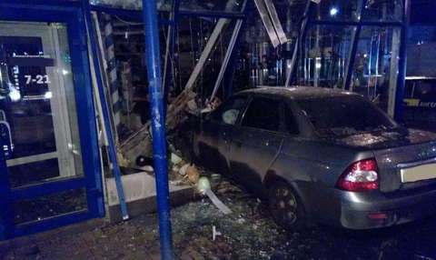 В Кирове нетрезвый водитель снес цветочный салон.