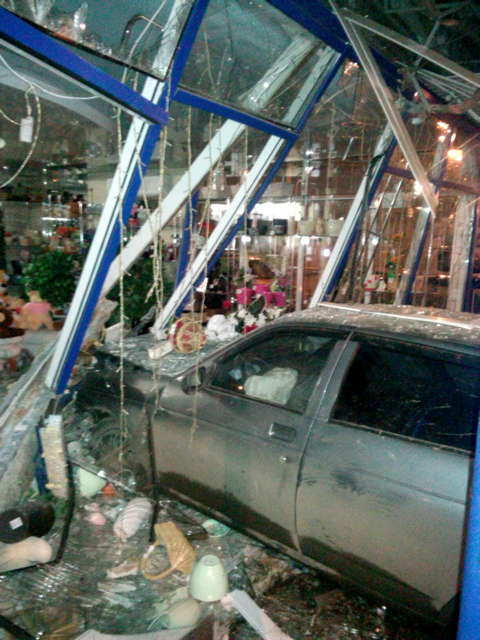 В Кирове нетрезвый водитель снес цветочный салон.