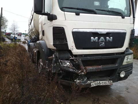 В Яранском районе ВАЗ-2109 врезался в фуру.