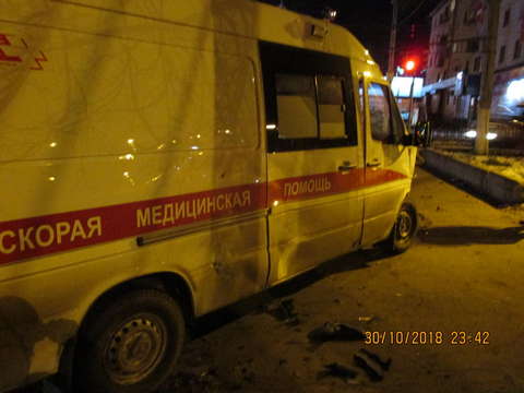 По факту ДТП со "скорой помощью" на Октябрьском проспекте проводится проверка.
