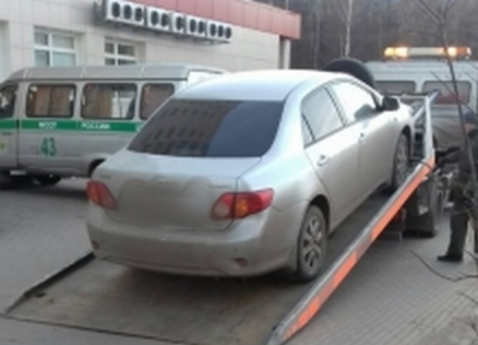 У жителя Кирова приставы конфисковали иномарку в уплату 29 штрафов.