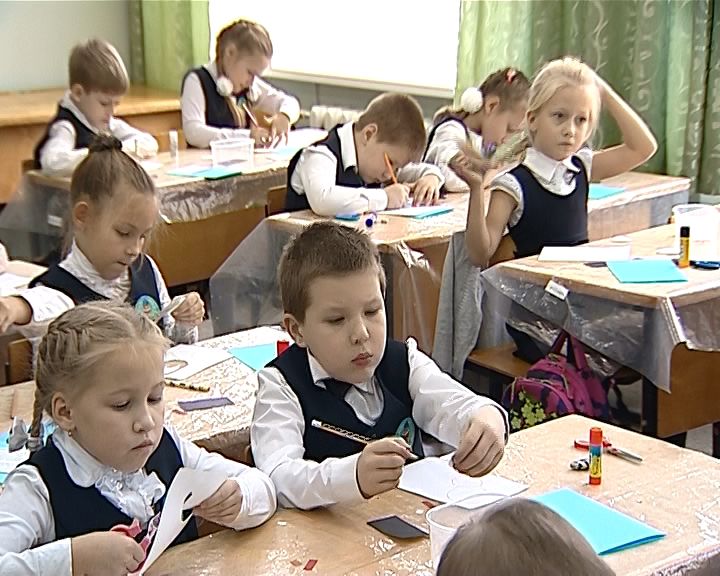 Ученики средней школы № 2 делают новогодние открытки для пенсионеров