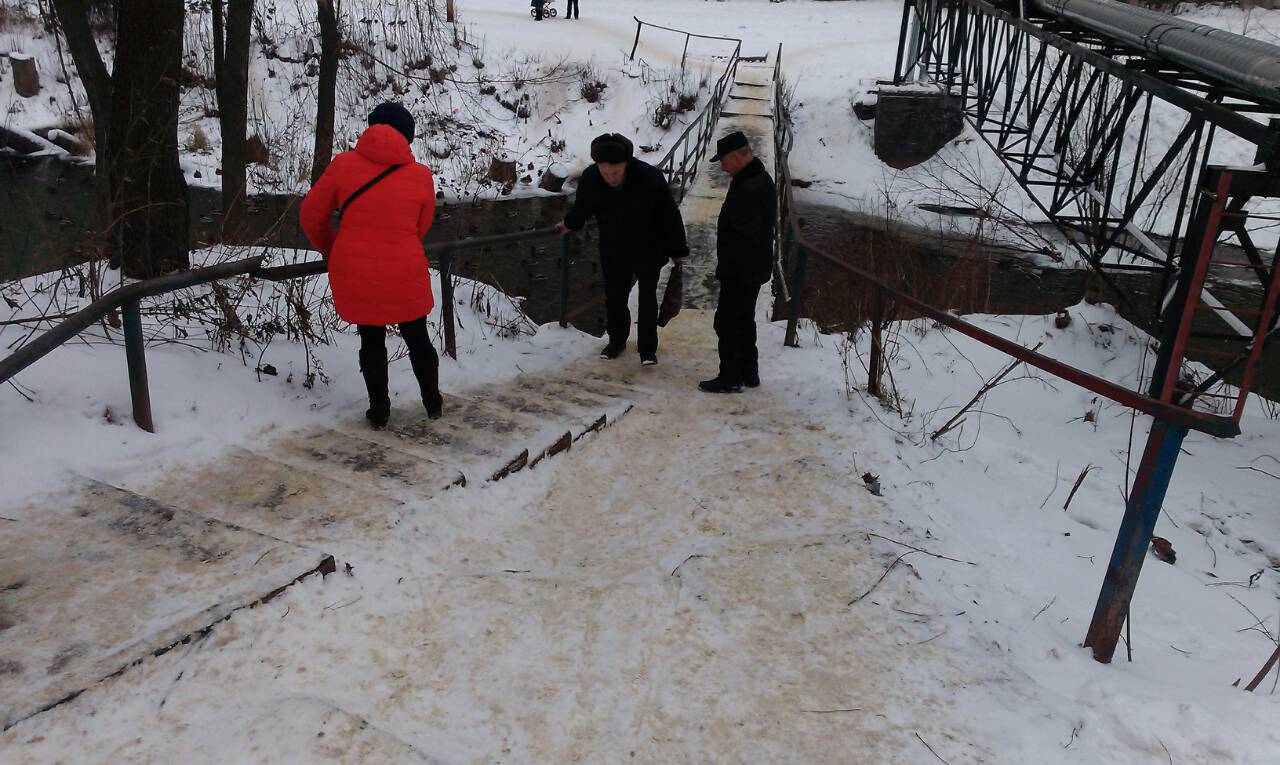 Жители микрорайона Зонального пожаловались на опасный мост через реку Хлыновку.