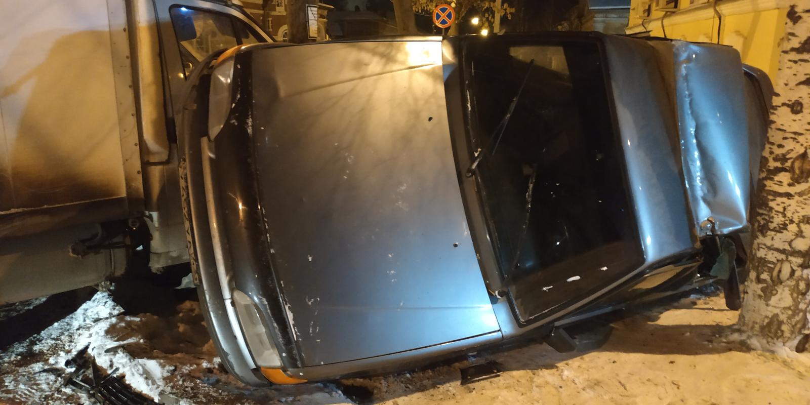 В Кирове ночью столкнулись ВАЗ-2115 и ГАЗ-2834.