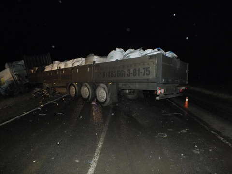 В Белохолуницком районе ВАЗ-2106 врезался в фуру: 2 человека погибли.