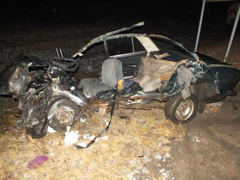 В Белохолуницком районе ВАЗ-2106 врезался в фуру: 2 человека погибли.