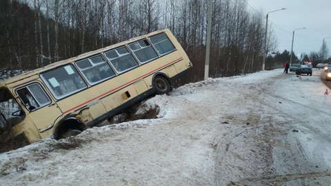 В Кирове "Лада Калина" врезалась в рейсовый автобус: пострадали 7 человек.