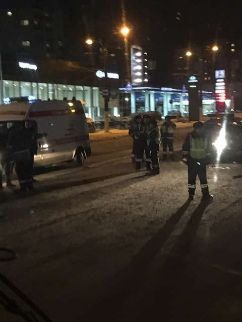 На улице Московской автомобиль сбил женщину с ребенком.